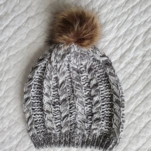 Women's knit pom beanie
